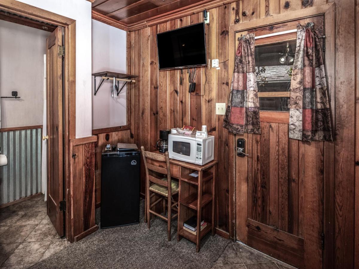 Apache Village Cabinette 13, Queen Bed, Midtown, Sleeps 2 Рюидозо Екстериор снимка