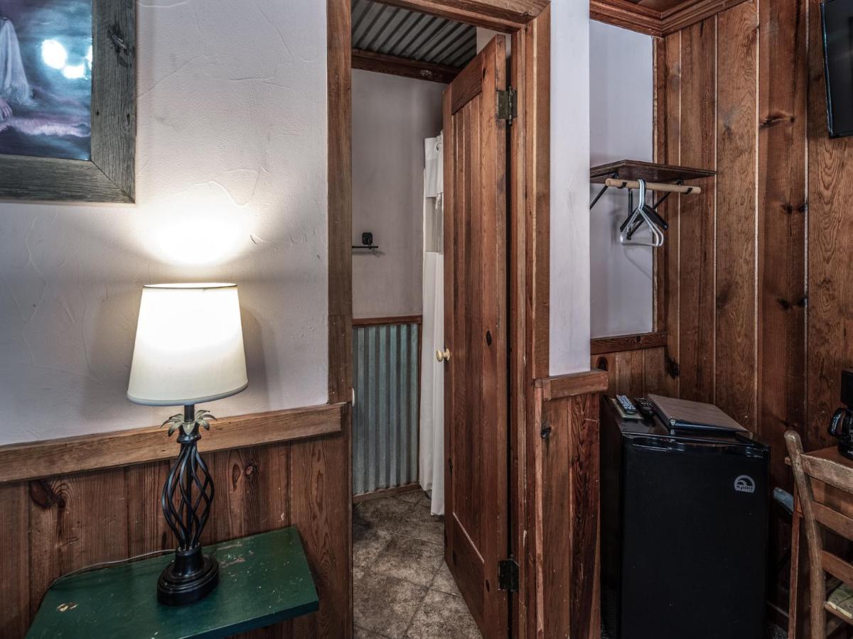 Apache Village Cabinette 13, Queen Bed, Midtown, Sleeps 2 Рюидозо Екстериор снимка